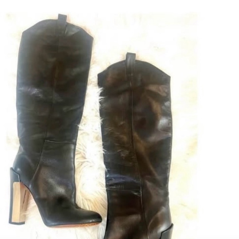 Brian Atwood size 5
1/2 leather "Paradis" Boots